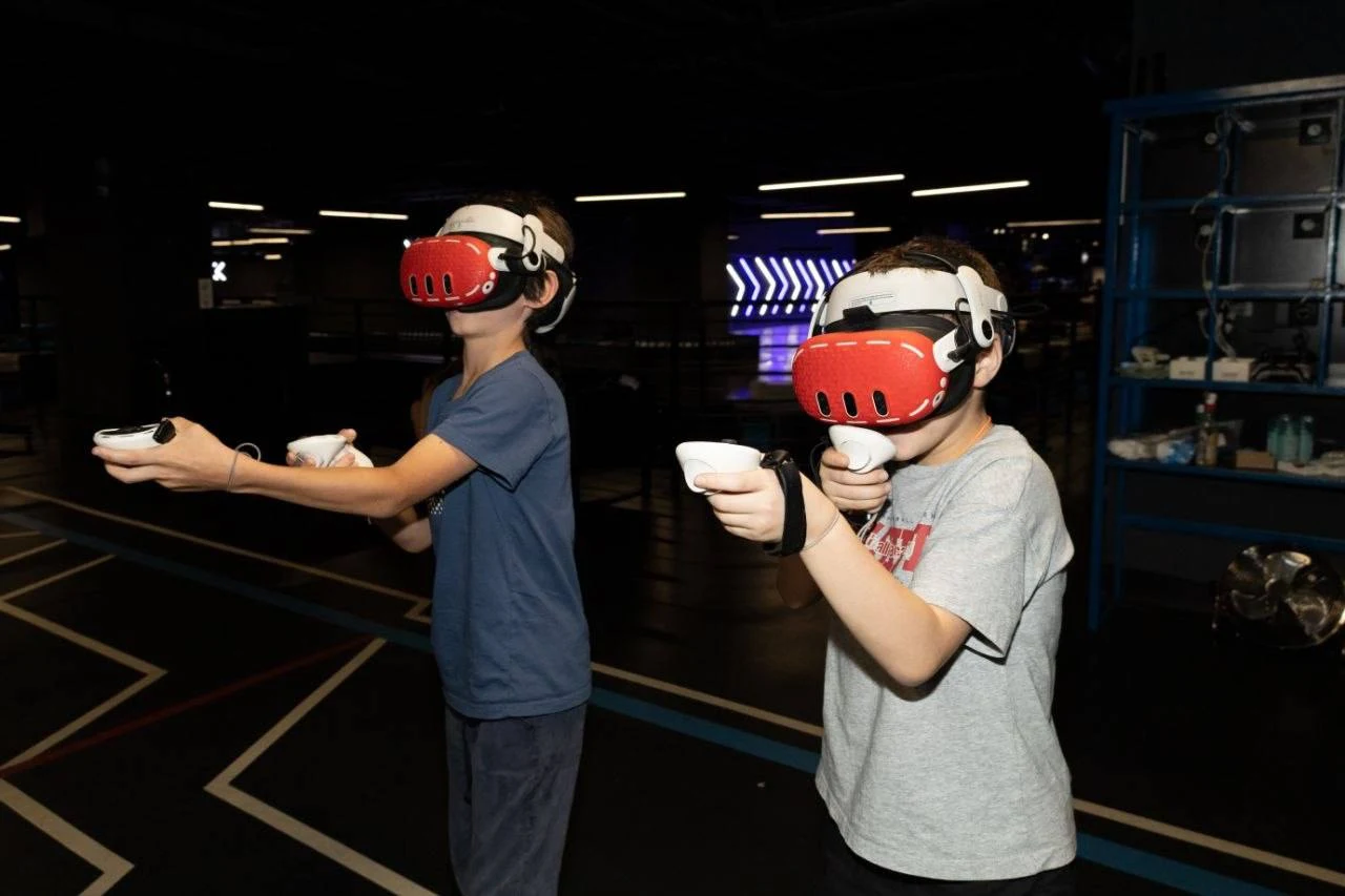 Дети участвуют в VR-приключении